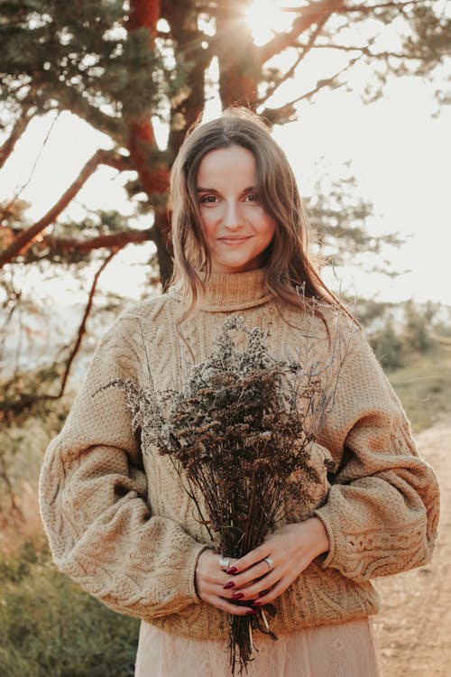 Бесплатное стоковое фото с 20-25 years old woman, autumn, autumn color