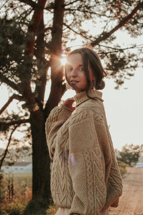 Бесплатное стоковое фото с 20-25 years old woman, autumn, autumn color