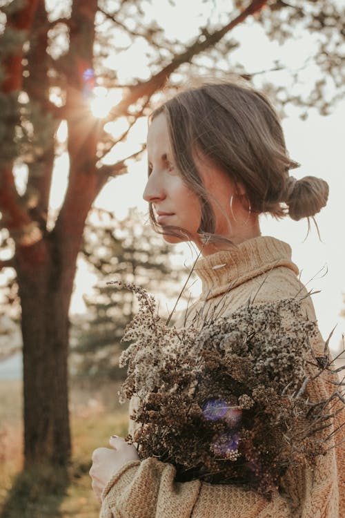 Бесплатное стоковое фото с 20-25 years old woman, autumn, autumn color