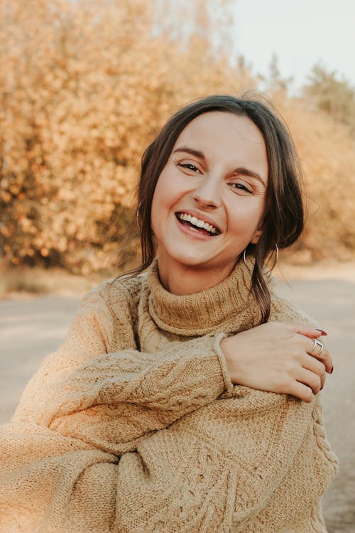 Бесплатное стоковое фото с 20-25 years old woman, autumn, autumn color