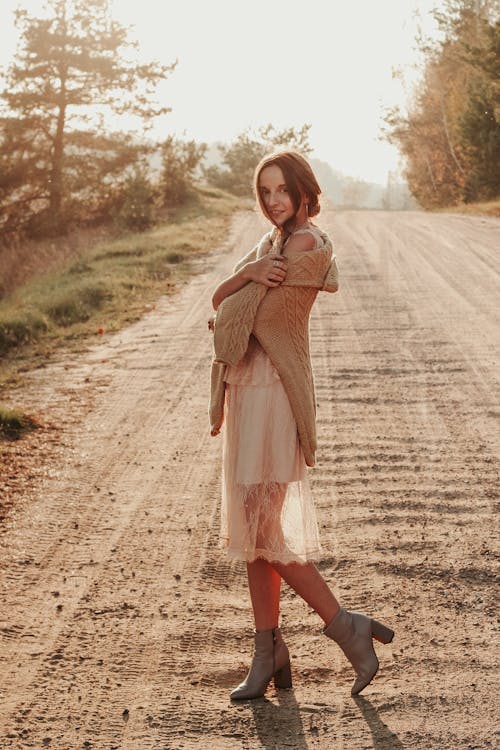 Бесплатное стоковое фото с 20-25 years old woman, autumn, autumn color