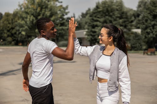 Jovens Amigos Multiétnicos Alegres Dando Mais Cinco No Parque