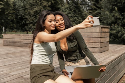 Free Jovens Amigas Diversificadas Alegres Tirando Uma Selfie No Smartphone No Parque Stock Photo