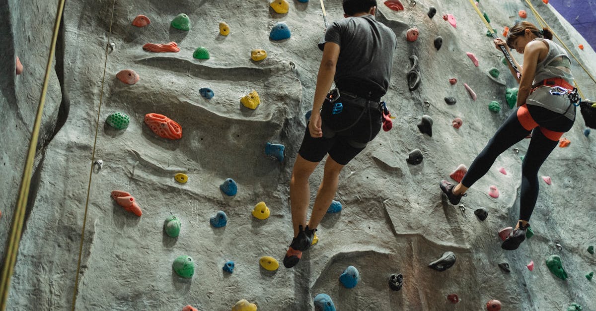 Les avantages de l'escalade en salle pour les amateurs de sensations