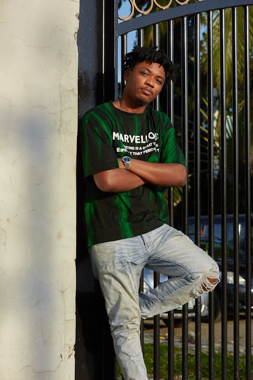 Foto profissional grátis de apoiando, de pé, dreadlocks