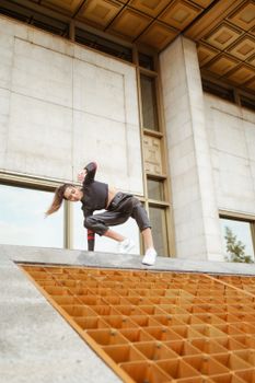 女舞者在城市背景下表演引人注目的街头舞蹈