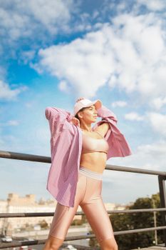 一位身穿时尚运动服的女子在莫斯科优美的风景前摆出户外姿势