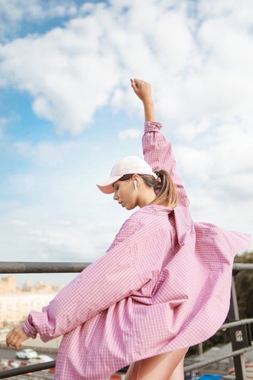 Foto profissional grátis de bailarino, boné, camisa de manga longa