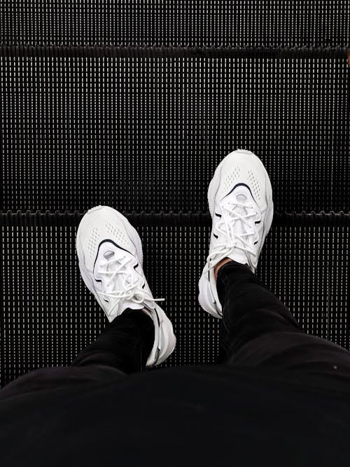 Persoon Met Witte En Zwarte Sneakers
