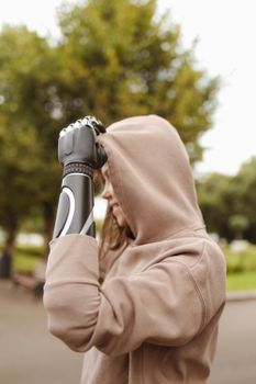 穿着连帽衫、戴着假肢的女人，象征着权力与韧性