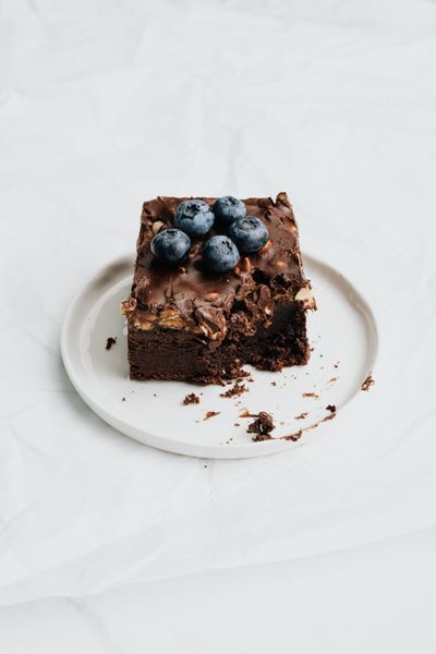 Brownie com frutas vermelhas e chantilly