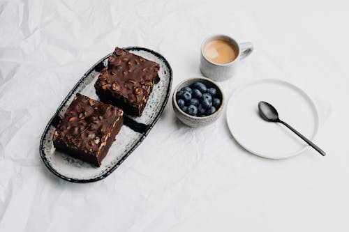 Photos gratuites de assiette, brownie, café