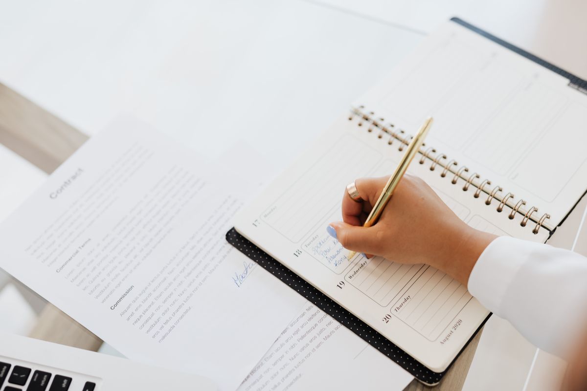ノートに書き込みながら準備する様子