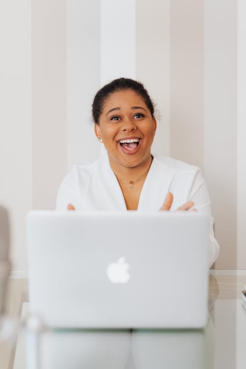 Gratis stockfoto met Afro-Amerikaans, apple laptop, binnen