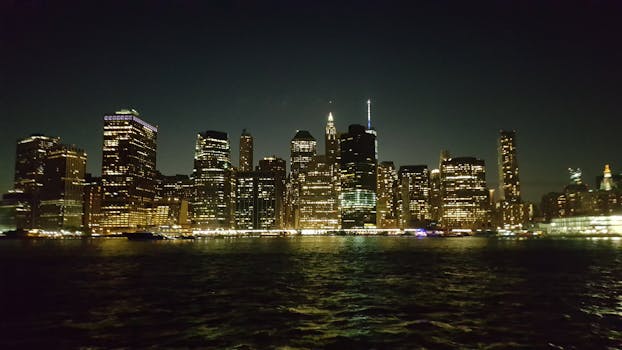 纽约市的天际线在夜间展现出壮丽的景色