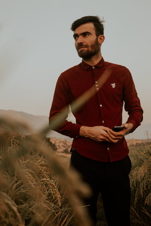 Foto profissional grátis de barba, celular, desviando o olhar