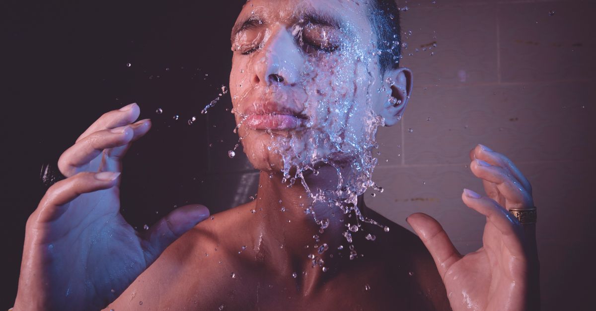 一个男人闭着眼往脸上泼冷水