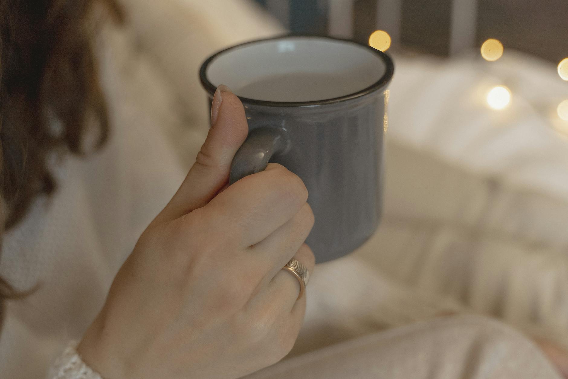 舒适的咖啡厅内部环境,柔和的灯光