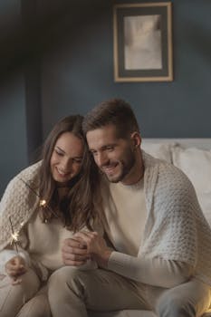 一对幸福的夫妇裹着毯子，在舒适的室内环境中共享烟火