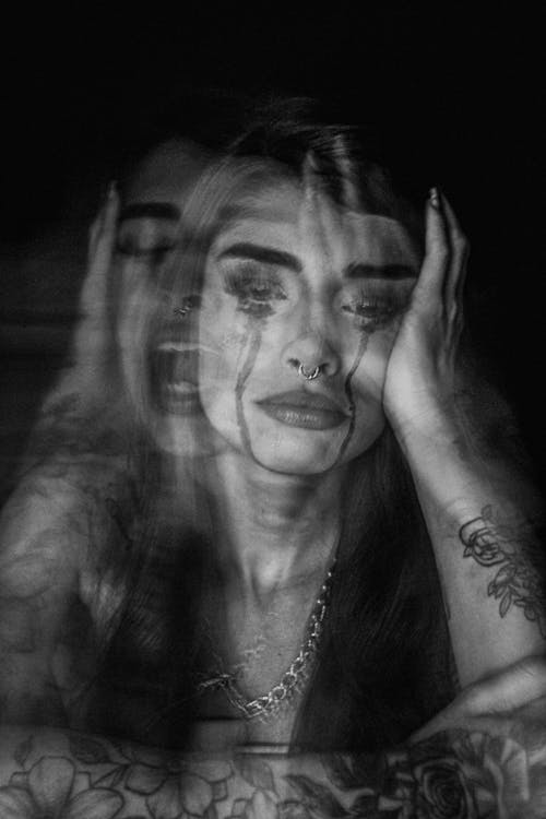 Darmowe zdjęcie z galerii z czarny i biały, depresja, dziewczyna