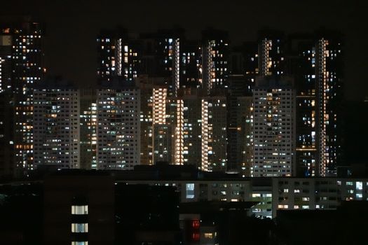 新加坡摩天大楼的迷人夜景，展现了城市的辉煌
