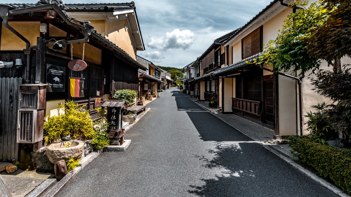 古い街並みの細い通り