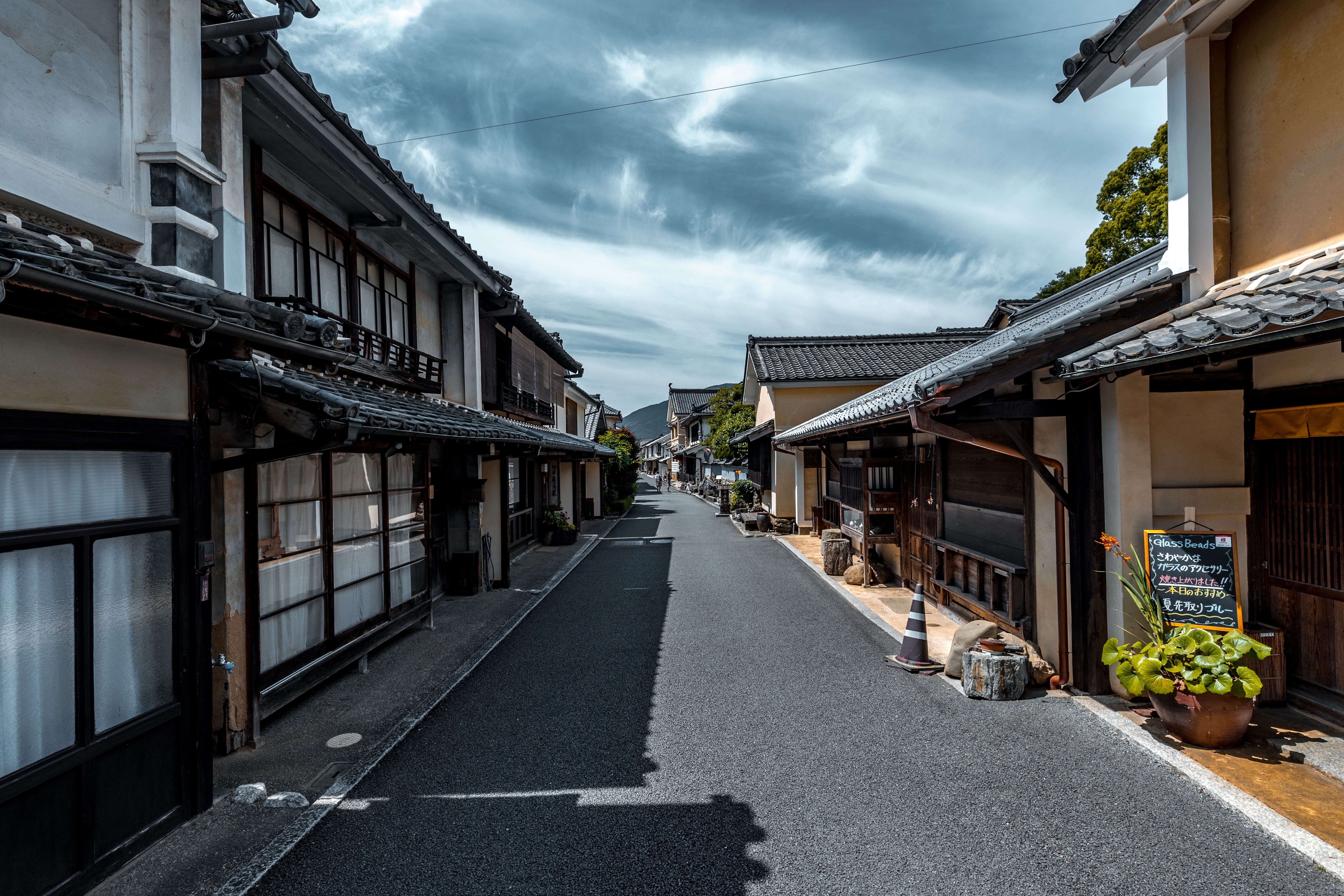 在多云的天空下，探索风景如画的传统日本街道，欣赏其正宗的建筑