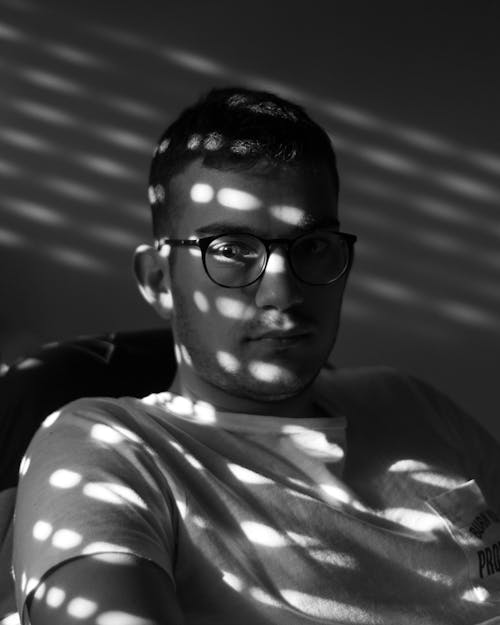 Free Grayscale Photo of Man Wearing Eyeglasses and White Shirt Stock Photo