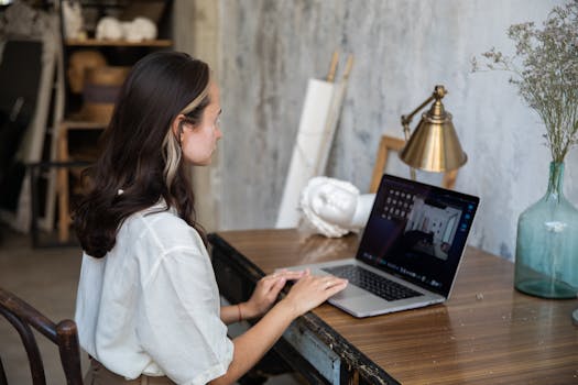 一位女士在装饰现代的时尚工作场所里用笔记本电脑工作