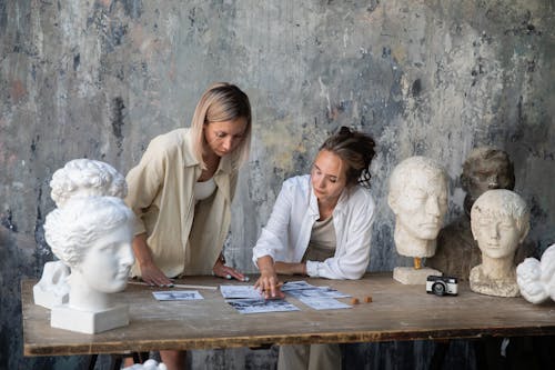 Kostenloses Stock Foto zu arbeiten, diskussion, frauen