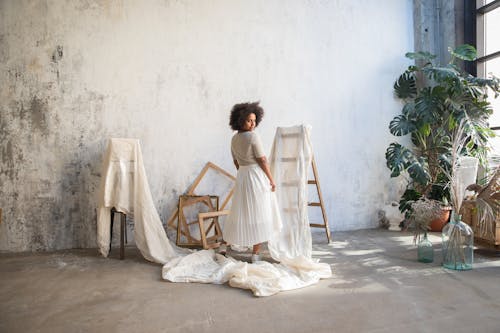 Darmowe zdjęcie z galerii z afroamerykanin, beżowy top, biała spódnica
