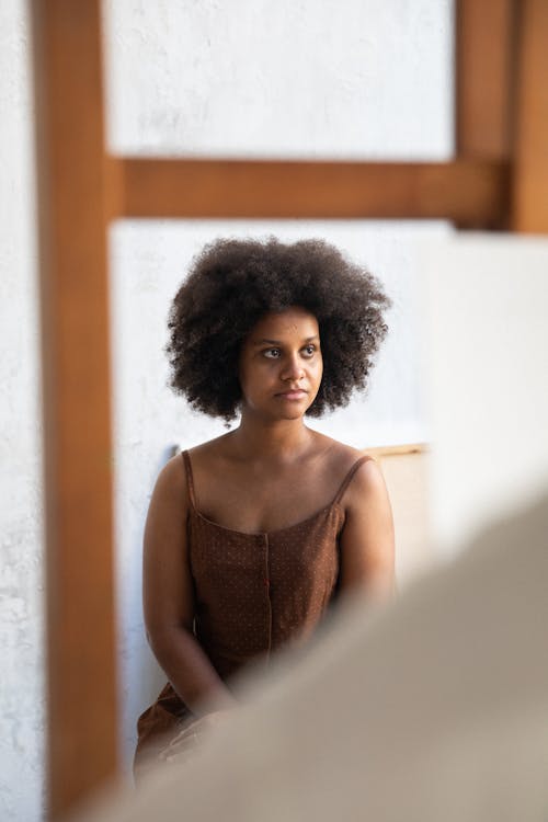 Foto profissional grátis de afro-americano, cabelo afro, cinta de espaguete