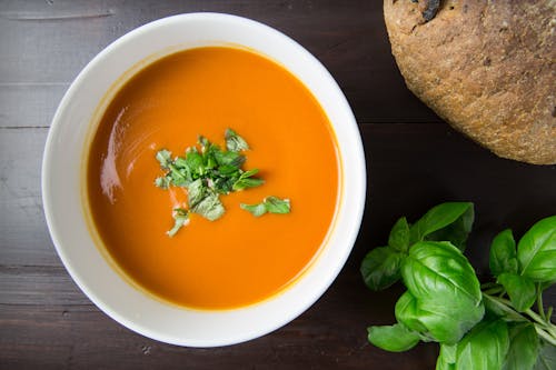 Sopa Marrom Em Tigela De Cerâmica Branca