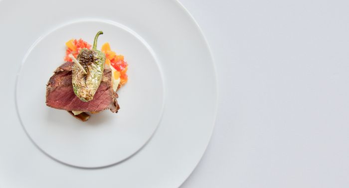 Assiette gastronomique avec viande et légumes