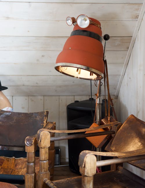 Gratis stockfoto met binnen, fel, houten stoelen