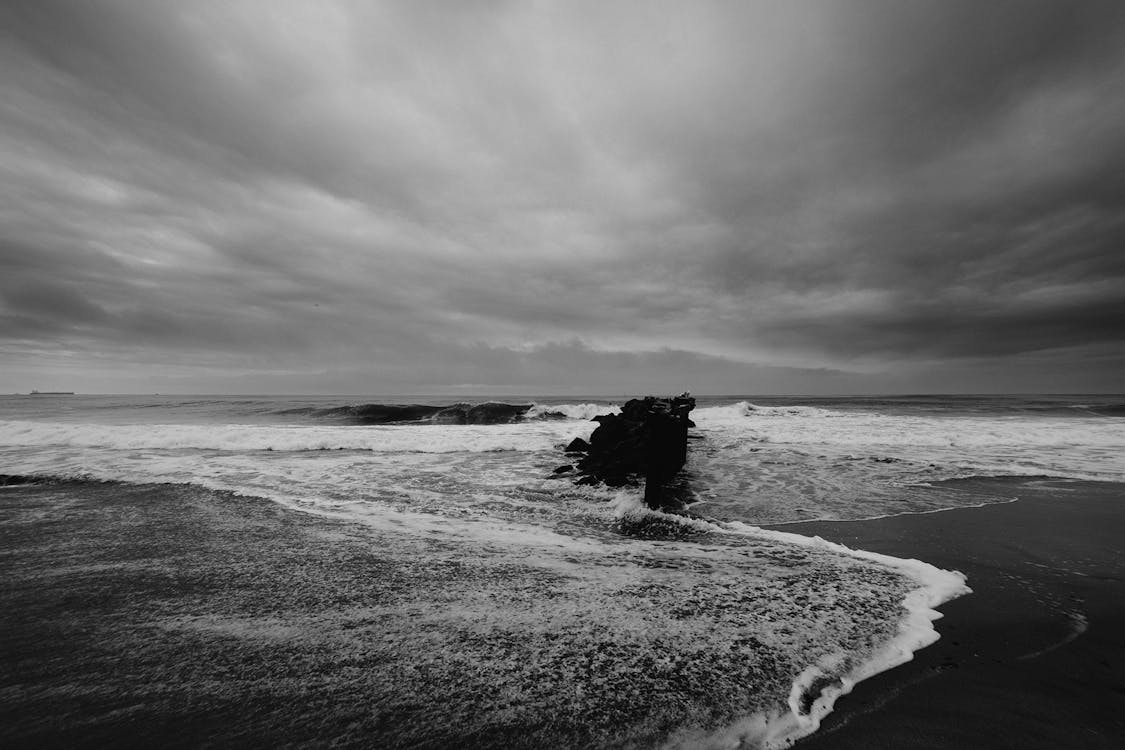 Gratis lagerfoto af hav, mørk, sort-hvid