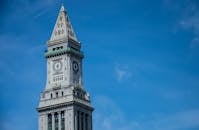 波士顿海关大厦上空，天空明亮，景色壮丽