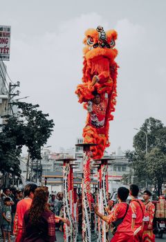 越南胡志明市的节日舞狮活动，展现了其充满活力的文化传统