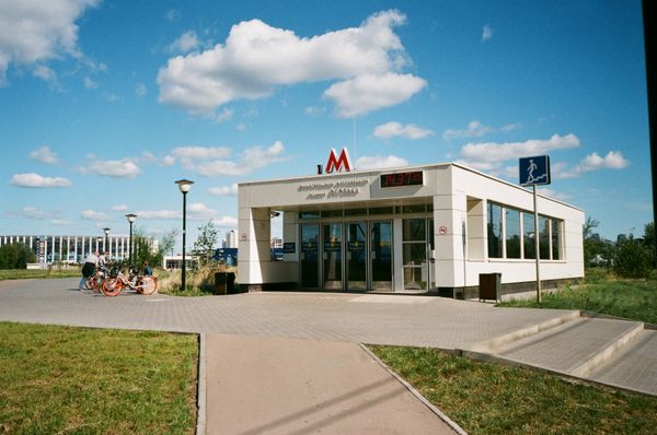 Intrarea modernă a unei stații de metrou pe o stradă din oraș