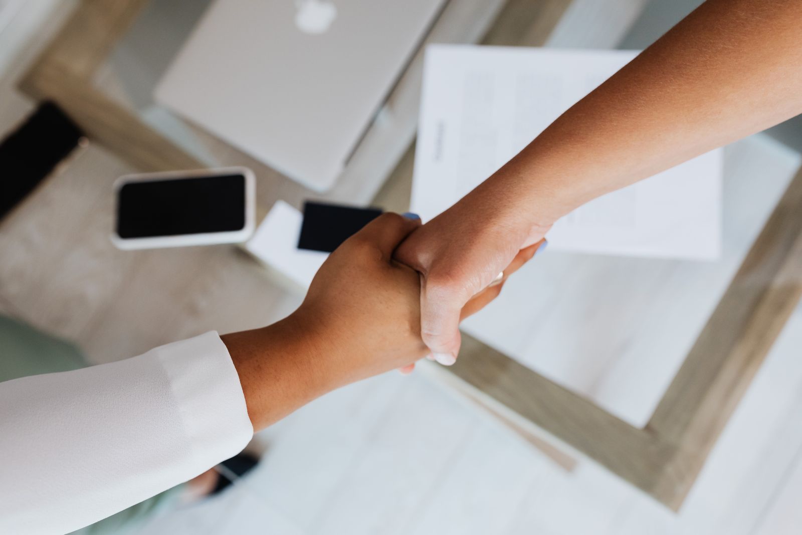 Twee mensen die elkaar de hand schudden na een succesvolle deal