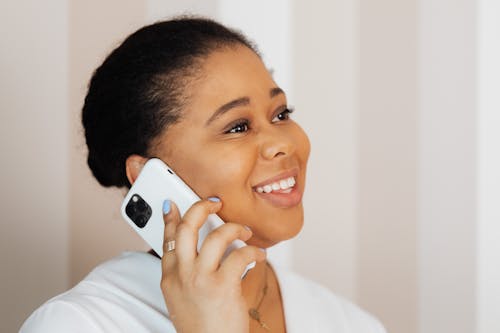 Free Smiling Woman Talking on Cellphone Stock Photo
