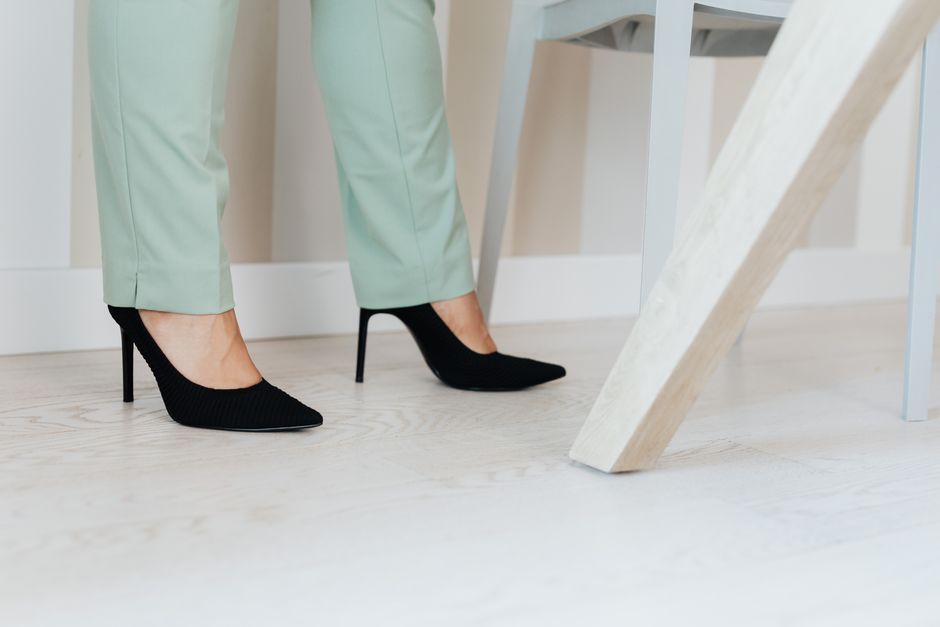 Sapatos e acessórios que valorizam a cintura alta