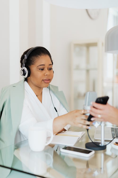 Gratis stockfoto met boek, bureau, headphones