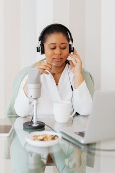 一个女人喜欢用麦克风和耳机在家里做播客，拥抱技术