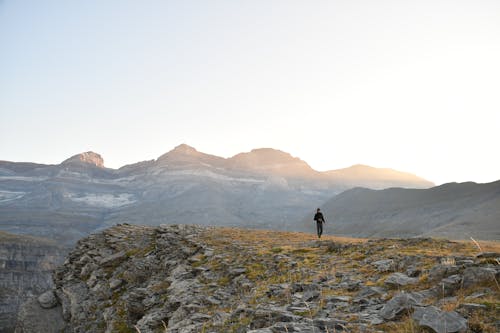 Person In Der Schwarzen Jacke, Die Auf Rocky Mountain Steht