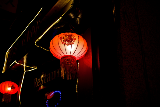 都柏林餐厅外，一盏明亮的中国灯笼照亮了夜晚