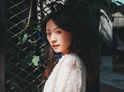 アジアの女性, フェンス, ホワイトトップの無料の写真素材