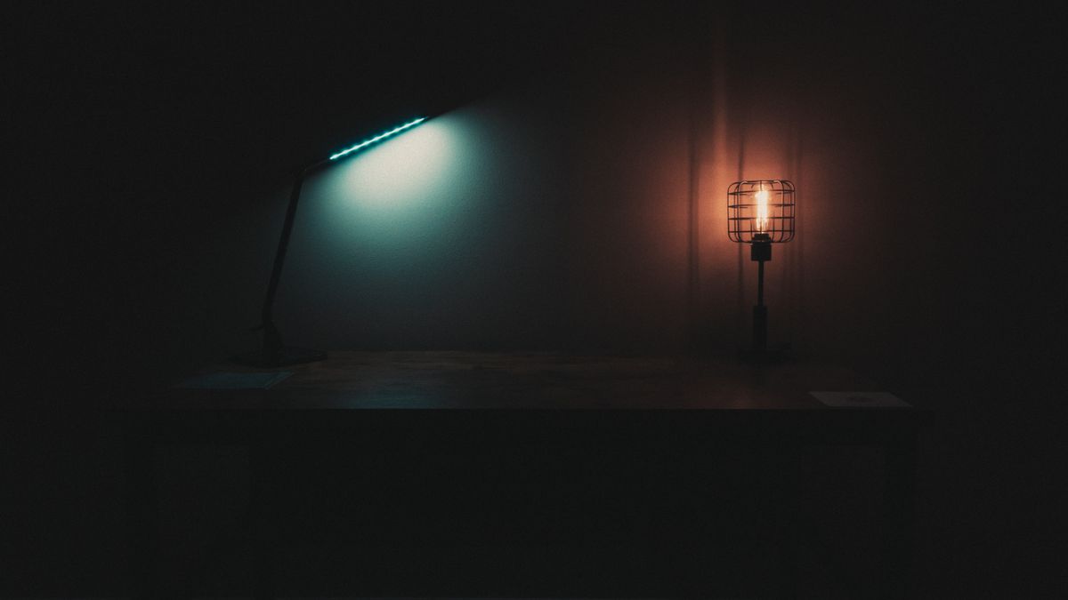 Driepoot vloerlamp in een lichte kamer