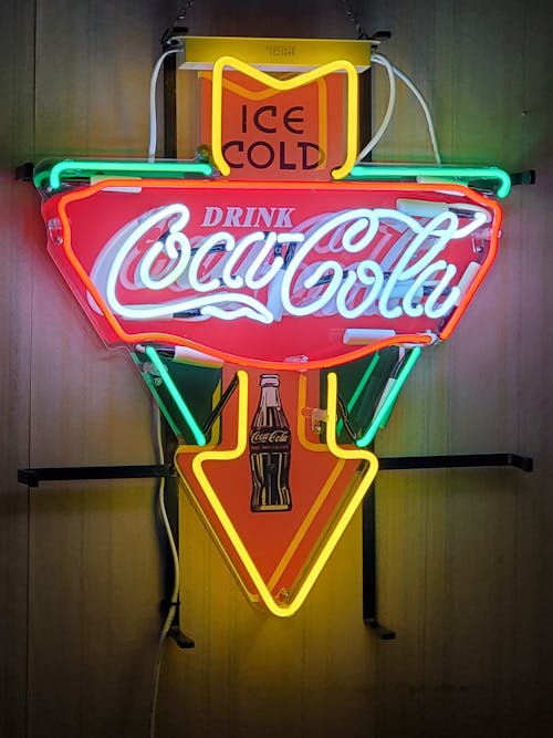 aydınlatılmış, Coca Cola, dikey atış içeren Ücretsiz stok fotoğraf