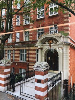 探索伦敦的经典红砖建筑，欣赏其历史底蕴与优雅设计